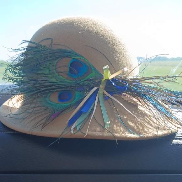 Elegant Tan Hat with Peacock Feather Accent 100%Wool - Picture 1 of 3